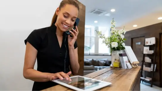 photo-services-women-receptionist-spa