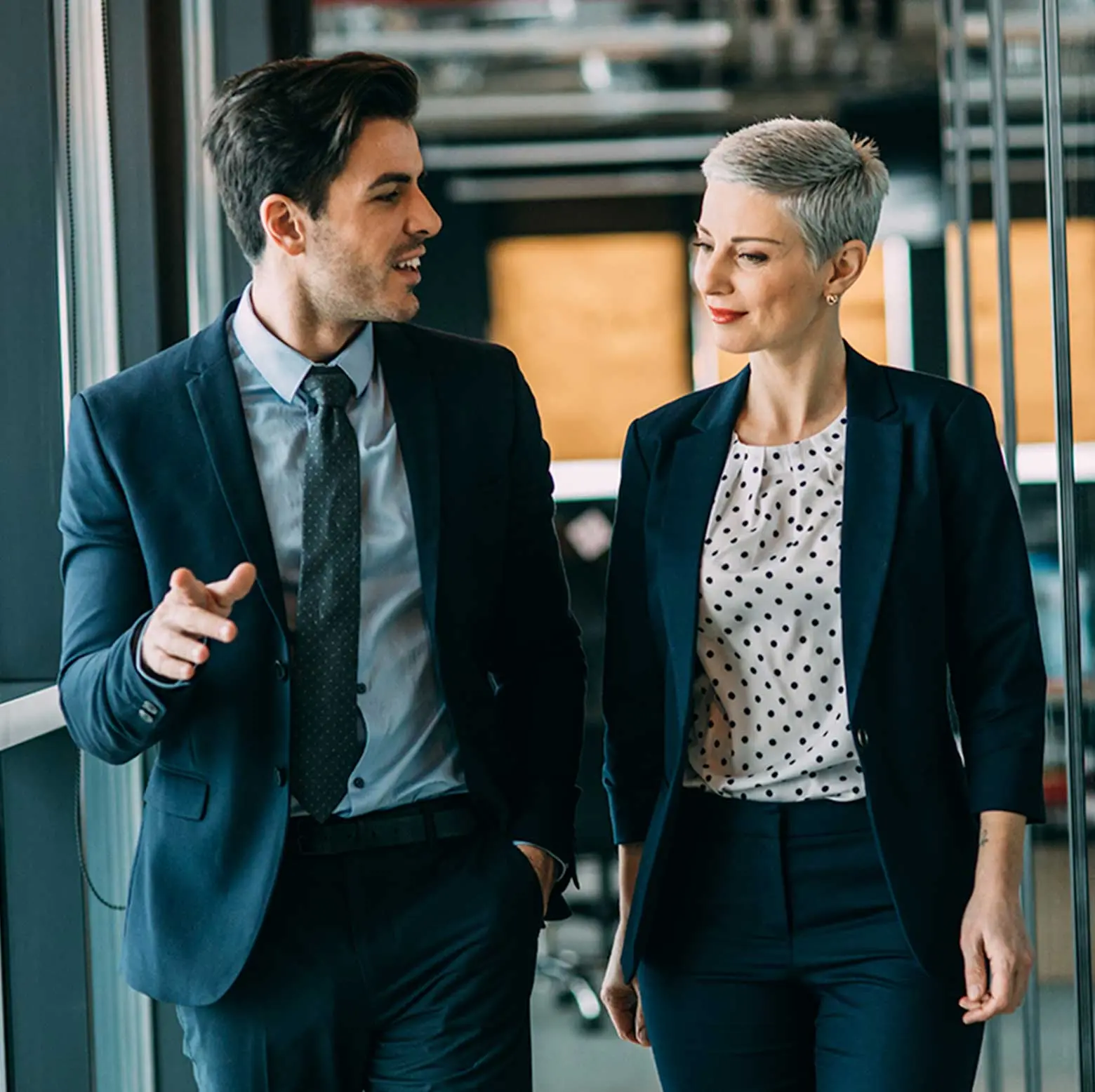 Two business colleagues discuss the investment advisor solutions at U.S. Bank.