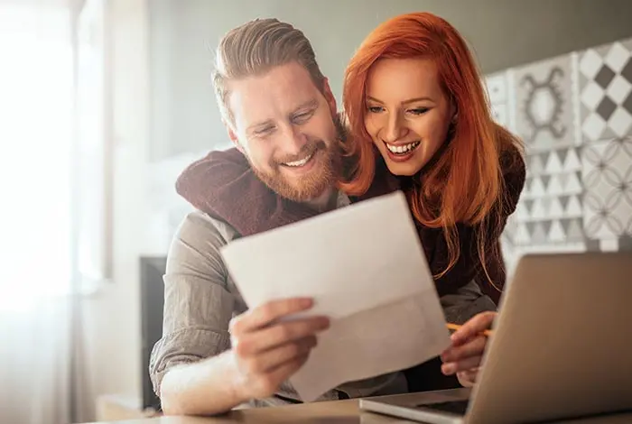 Couple opening a bank account online