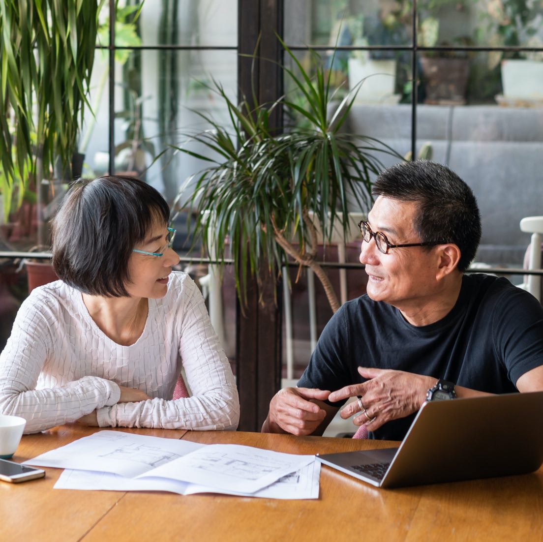 Advisor and client discussing plans